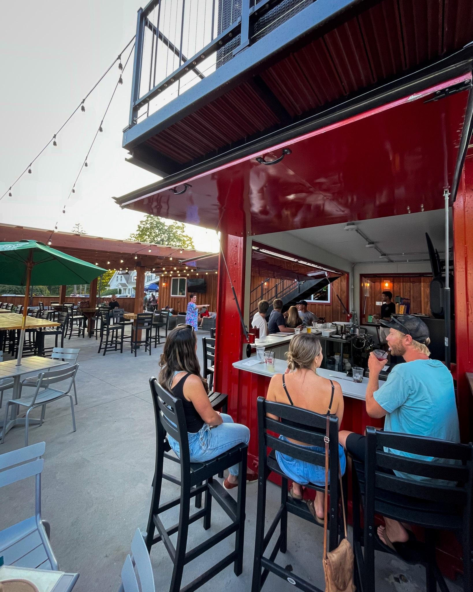 Container Bar w patrons